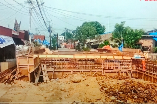 Pengerjaan jembatan Parak Karakah. (Foto: ist)