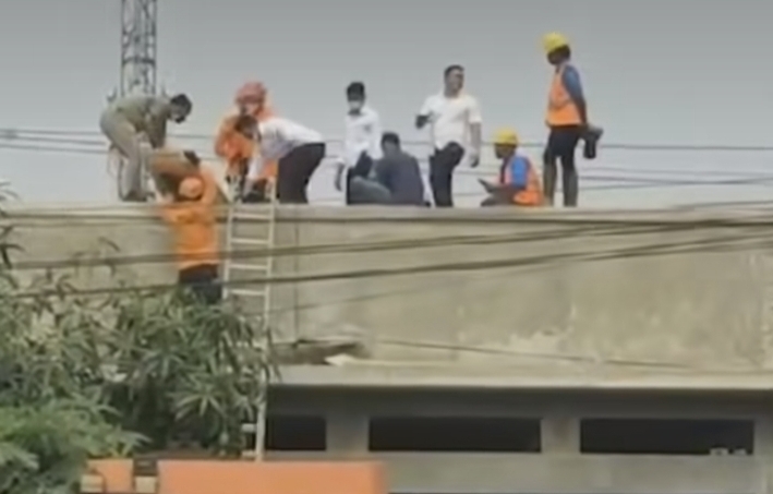 Seorang pekerja bangunan tersengat listrik. (Foto: tangkapan layar)