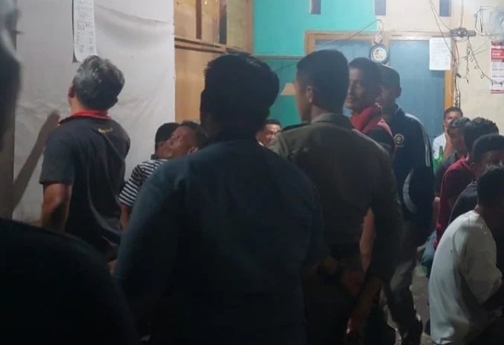 Satpol PP Kota Padang menertibkan warung tuak di Lubuk Begalung. (Foto: istimewa)