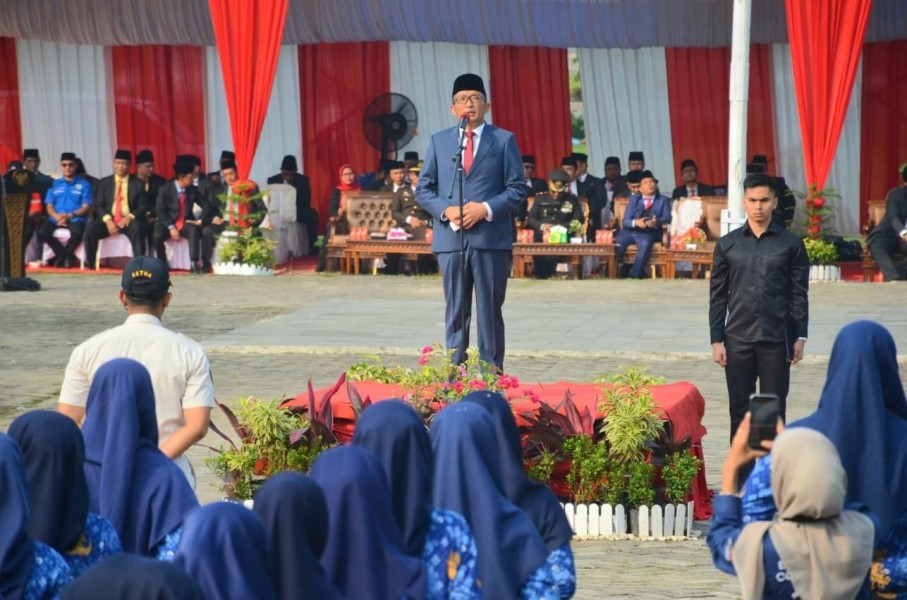 Wali Kota Padang memberikan arahan saat memimpin Upacara Peringatan Hari Sumpah Pemuda (Foto: Dokumentasi Humas)