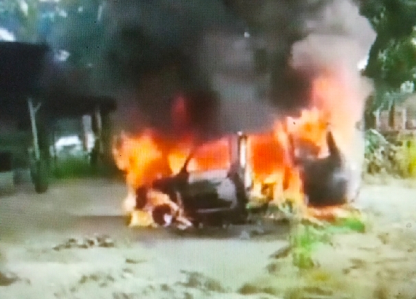 Minibus terbakar di Pasaman Barat. (Foto: tangkapan layar YouTube Official Padang TV News)