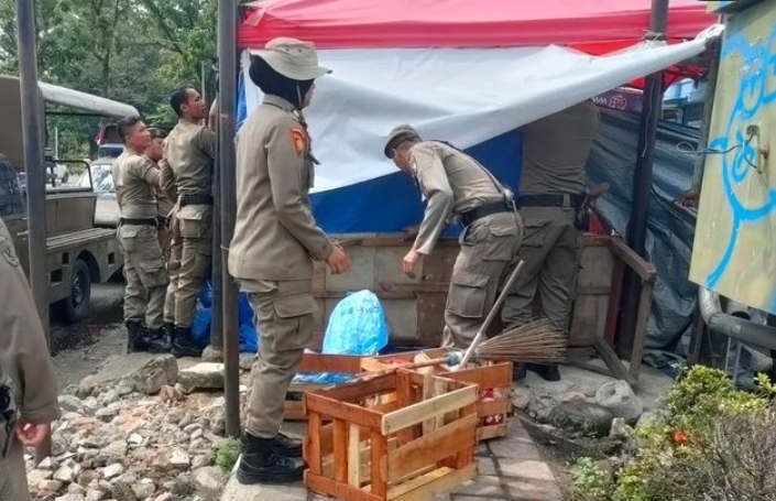 Penertiban lapak pedagang yang berjualan di trotoar. (Foto: istimewa)