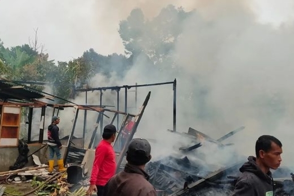 Kebakaran hebat di Kamang Hilia Agam. (Foto: tangkapan layar Instagram @bukittinggiku.ig)