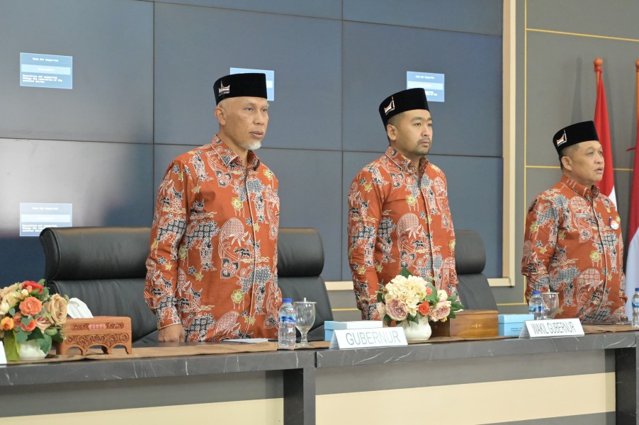 Gubernur Sumbar Mahyeldi Ansharullah bersama Wagub Sumbar Audy Joinaldy saat pelepasan kontingen. (Foto: Humas Pemprov Sumbar)