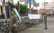  Satpol PP Kota Bukittinggi menertibkan alat peraga kampanye caleg. (Foto: istimewa)