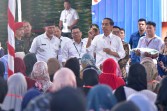 Presiden Jokowi bagikan BLT El Nino secara simbolis ke masyarakat Sumbar. (Foto: Pemprov Sumbar)