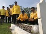 Sekretaris Golkar Sumbar menaburkan bunga di salah satu makan pahlawan