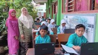 Siswa SD mengenakan pakaian khas Minang. (Foto: Facebook Diskominfo Kota Padang)