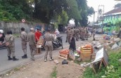 Satpol PP Kota Padang melakukan penertiban di taman tematik. (Foto: istimewa)