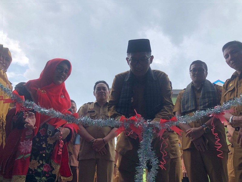 Wali Kota Padang, Hendri Septa menggunting pita saat peresmian RKB di SMPN 30 Padang