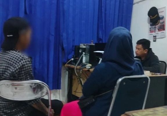 Sepasang remaja berpelukan di tempat umum diamankan Satpol PP Padang. (Foto: istimewa)