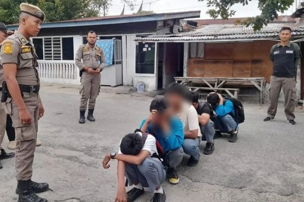 Pelajar bolos sekolah terjaring razia Satpol PP Padang. Foto: istimewa)