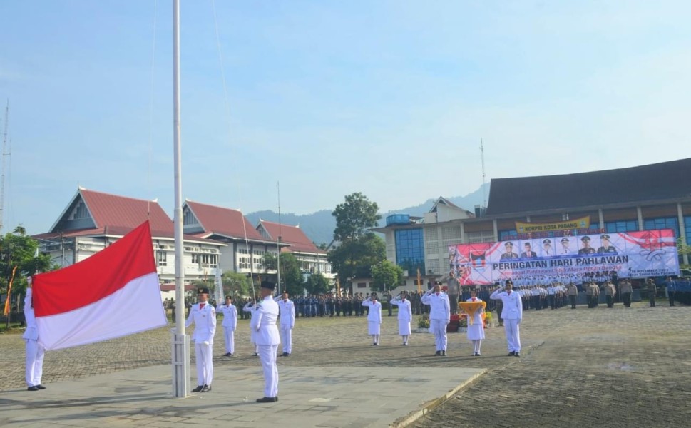 Pengibaran Bendera Merah Putih saat pelaksanaan upacara Peringatan Hari Pahlawan oleh Pemko Padang (Foto: Humas)