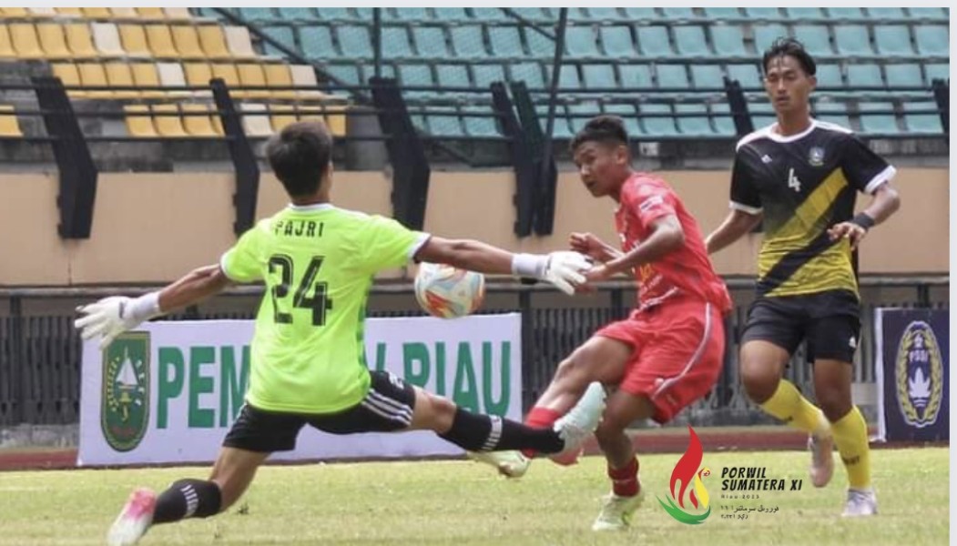 Laga Tim Sepak Bola Sumbar saat menghadapi tim Kepulauan Riau