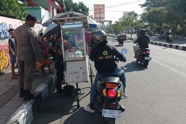 Satpol PP Padang beri peringatan kepada PKL yang masih berjualan di trotoar. (Foto: istimewa)