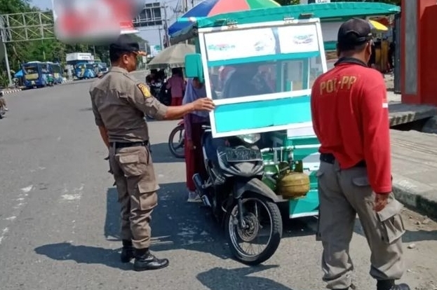 Petugas Satpol PP Padang siaga di Jalan Protokol Padang.