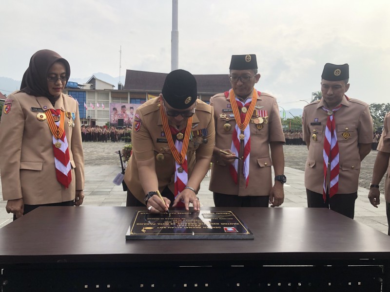 Sekda Kota Padang menandatangani prasasti untuk bumi perkemahan bersama Wali Kota Padang