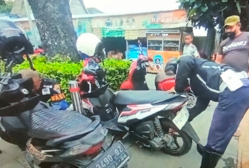 Puluhan motor yang parkir di trotoar Jalan Khatib Sulaiman Padang digembosi petugas.