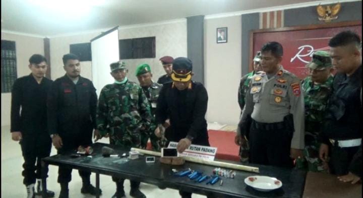 Petugas gabungan melakukan penggeledahan di kamar hunian tahanan di Rumah Tahanan Negara (Rutan) Kelas II B Padang.