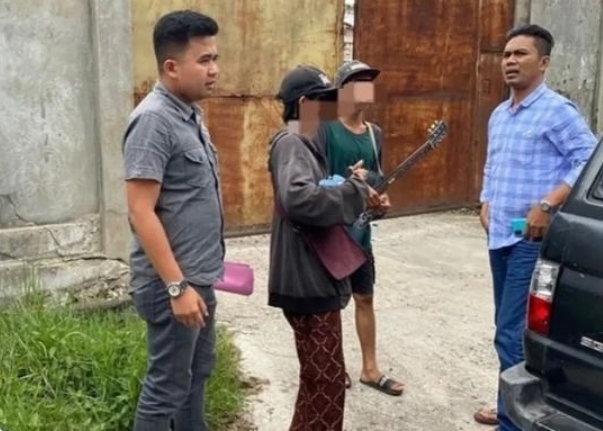 Dua orang pengaman ditertibkan polisi. (Foto: tangkapan layar IG @bukittinggiku.ig)