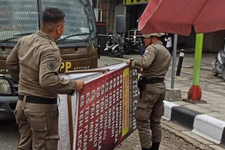 Satpol PP Padang tertibkan PKL yang berjualan di trotoar. (Foto: istimewa)