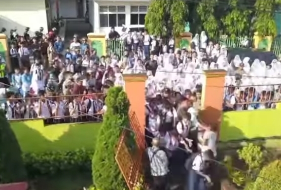 Siswa SMPN 2 Batusangkar saling dorong masuk sekolah yang disegel pemilik lahan. (Foto: istimewa)