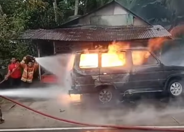 Mobil terbakar di Padang Pariaman. (Foto: tangkapan layar IG @seputarpariaman)