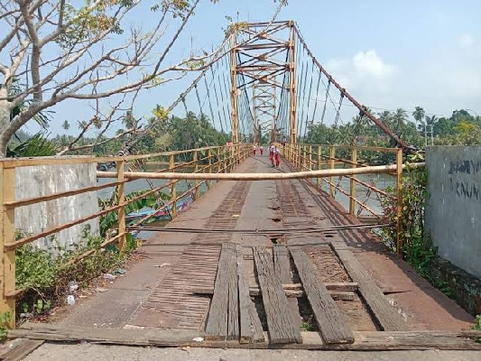 Jembatan Gantung di Kenagarian Pasar Baru. (Foto: relasipublik)