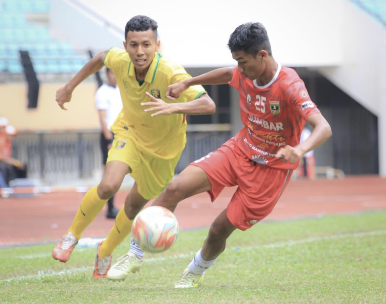 Tim Sepak Bola Sumbar menghadapi tim Bangka Belitung beberapa waktu lalu