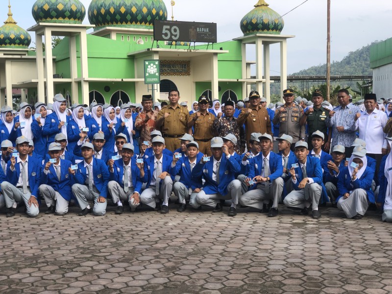 Wali Kota Padang berfoto bersama siswa yang menerima KTP