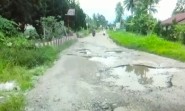 Jalan Nagari Sungai Baringin memprihatinkan.