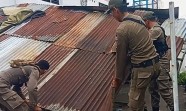 Satpol PP Kota Padang tertibkan lapak yang berjualan di atas trotoar. (Foto: istimewa)