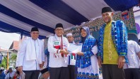 Wali Kota Padang menyerahkan hadiah umroh kepada peserta tabligh akbar (Foto: Humas)