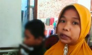 Mira, ibu korban perundungan di Lubuk Basung. (Foto; tangkapan layar YouTube Official Padang TV News)