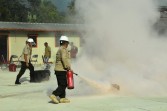 Tim BPBD Padang memadamkan api akibat gempa dan tsunami dalam simulasi yang dilakukan (Foto: Humas)