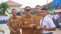 Wali Kota Padang, Hendri Septa menyerahkan KTP salah seorang siswa SMKN 5 Padang