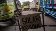 Antrian truk saat mengisi BBM jenis solar. (Foto: Amirariau.com)