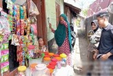 Nenek terlantar diantarkan Satpol PP Kota Padang ke keluarganya. (Foto: istimewa)