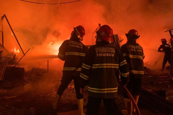 Kebakaran hanguskan satu rumah dan tiga toko di Padang pada Selasa dini hari, 26 Desember 2023. (Foto: Damkar Padang)