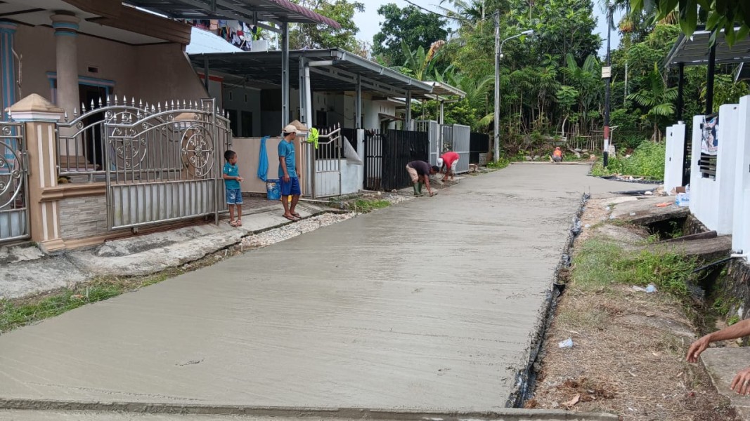 Jalan komplek Perumahan Simpang Empat Air Pacah Padang kini mulus.