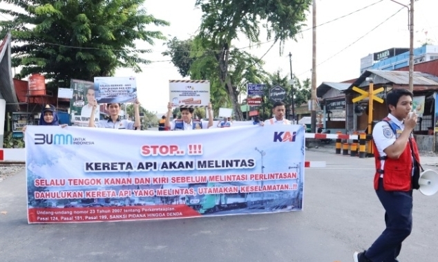 PT KAI Divre II Sumbar saat melakukan sosialisasi keselamatan di Pelintasan Sebidang, persisnya di JPL 2 Km 1 385 petak Jalan Padang-Tarandam dan JPL 6 Km 6 480 petak jalan Bukit Putus-Padang, Rabu, 27 Desember 2023. (Foto: Klikkoran.com)