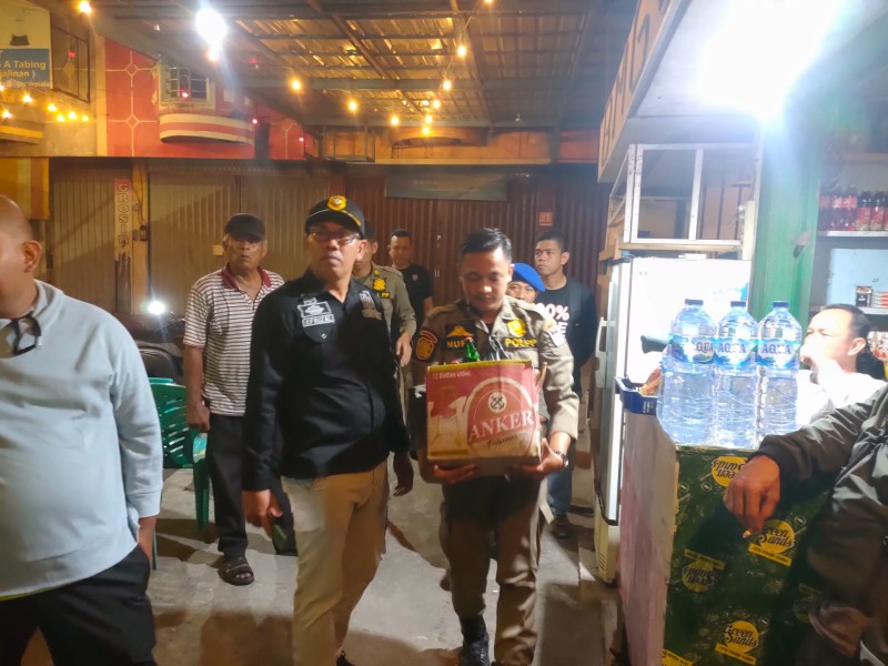 Satpol PP Kota Padang bersama tim gabungan melakukan razia di tempat hiburan malam. (Foto: istimewa)