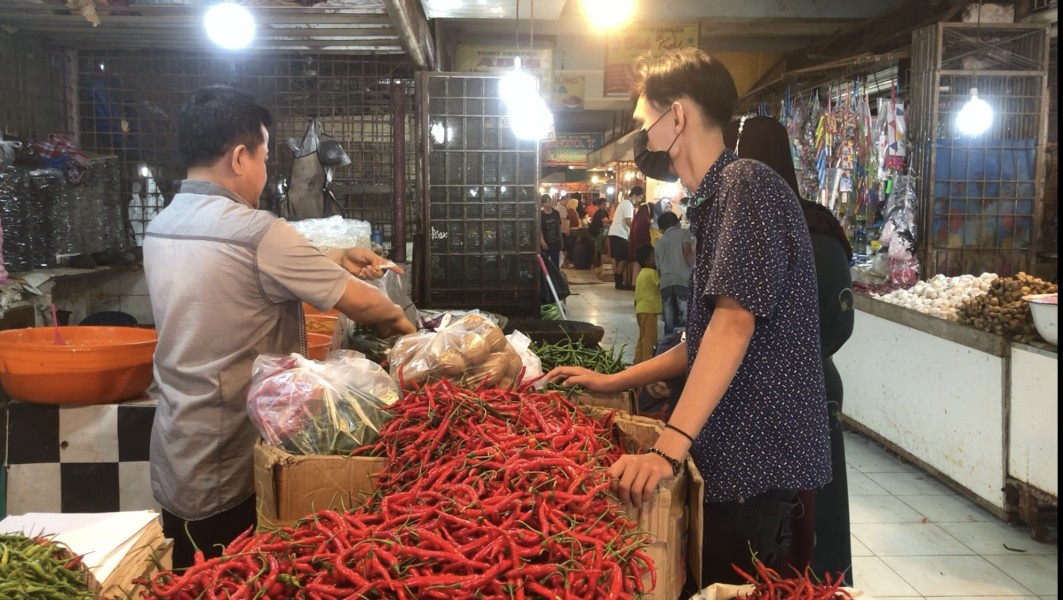 Harag cabai di Pasar Raya Padang menurun. (Foto: Halbert/Halonusa.om)