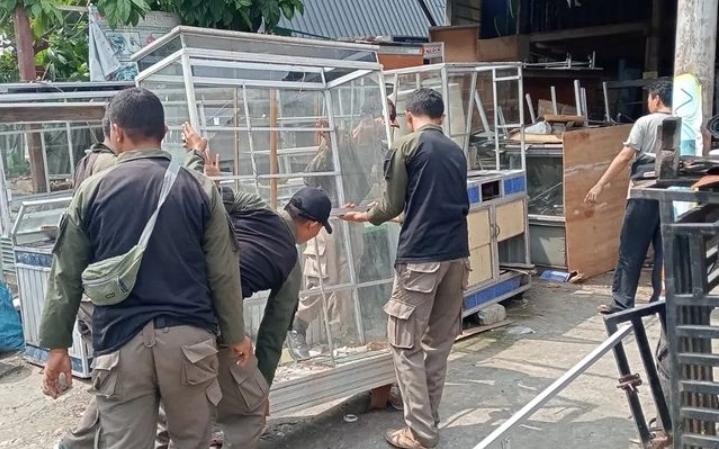 Satpol PP Kota Padang membantu angkat barang bekas. (Foto: Instagram @satpolpppadang)