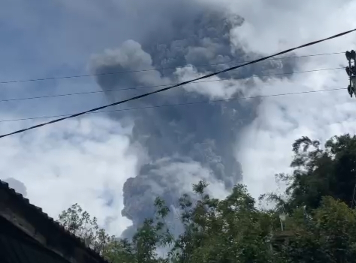 Gunung Marapi di Agam meletus. (Foto: tangkapan layar)