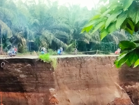 Jalan Nagari Tapus Damai, Kecamatan Lembah Malintang, Kabupaten Pasaman Barat ambruk, 3000 KK terancam terisolir.