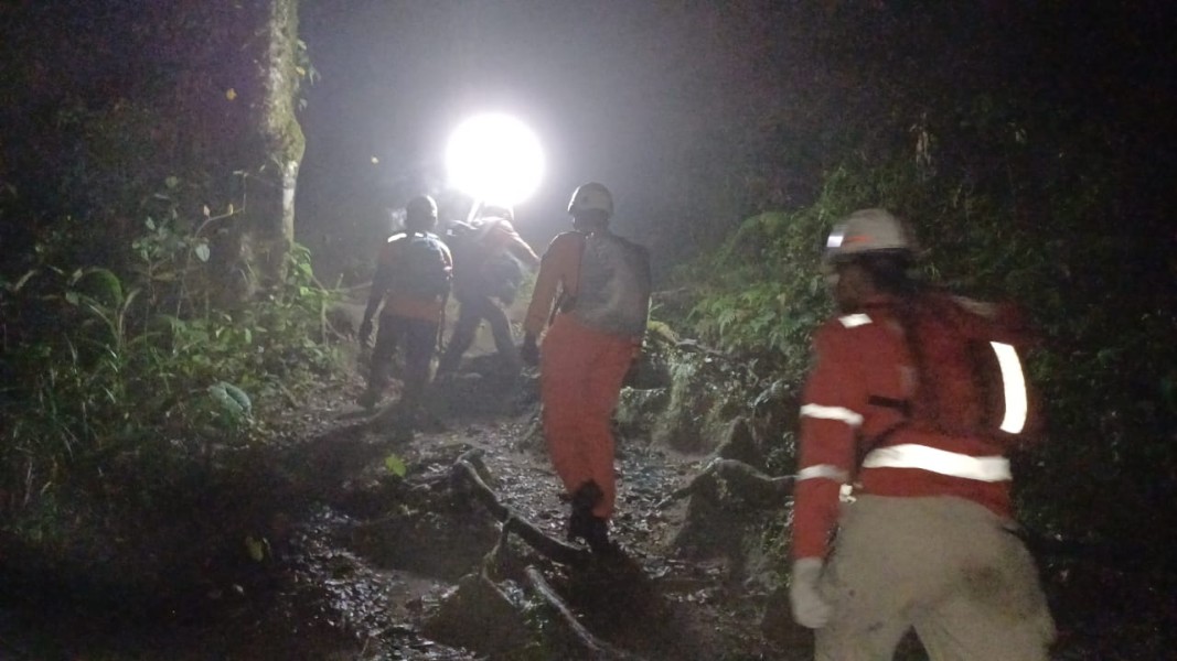 Tim Basarnas Padang melakukan evakuasi pendaki Gunung Marapi