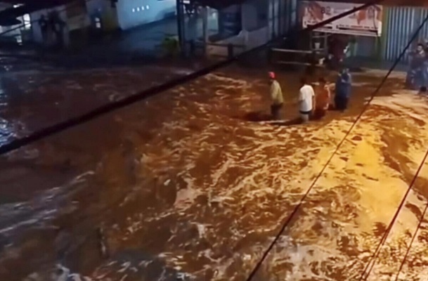 Banjir di Lubuk Sikaping. (Foto: sumbarkita)