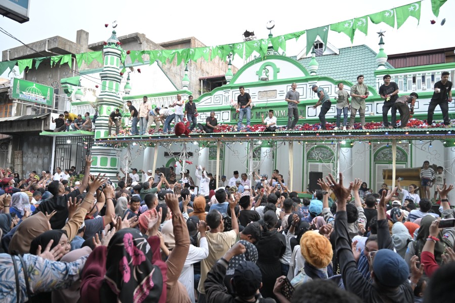 Gubernur Sumbar Mahyeldi Ansharullah saat menghadiri tradisi serak Gulo. (Foto: Humas Pemprov Sumbar)