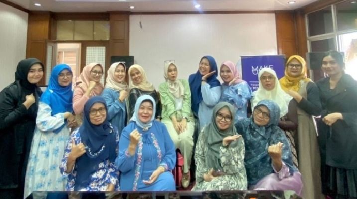 MAKE OVER edukasi ibu-ibu Dharma Wanita Persatuan (DWP) soal ketahanan makeup lewat Beauty Demo di Fakultas Ilmu Sosial dan Ilmu Politik Universitas Andalas (Fisip Unand) Padang. (Foto: istimewa)